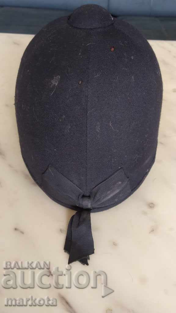 Auction Old English jockey hat. Auction Old English jockey hat.
