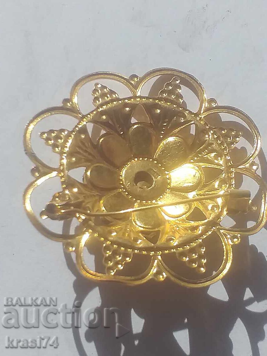Gilded brooch with price 25.00 BGN | € 12.78 Gilded brooch with price 25.00 BGN | € 12.78