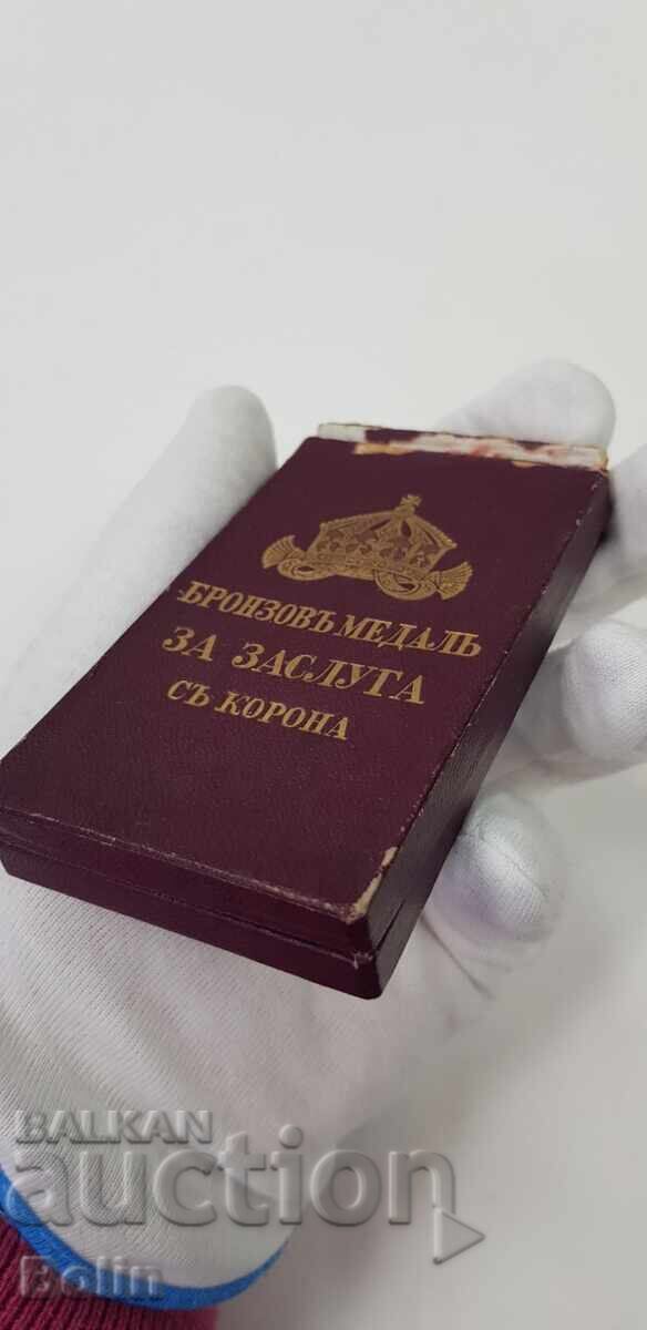 Cutia Regală pentru Medalia de Bronz a Meritului cu Coroană cu preț 42.00 BGN | € 21.47 Cutia Regală pentru Medalia de Bronz a Meritului cu Coroană cu preț 42.00 BGN | € 21.47