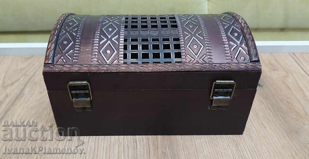 Auction Wooden box for collectors, excellent Auction Wooden box for collectors, excellent