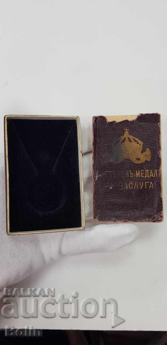 Auction  Royal Silver Medal Box For Merit