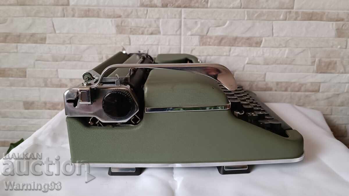 Auction Old Olympia SM2 typewriter - Made in Germany - 1950" Auction Old Olympia SM2 typewriter - Made in Germany - 1950"