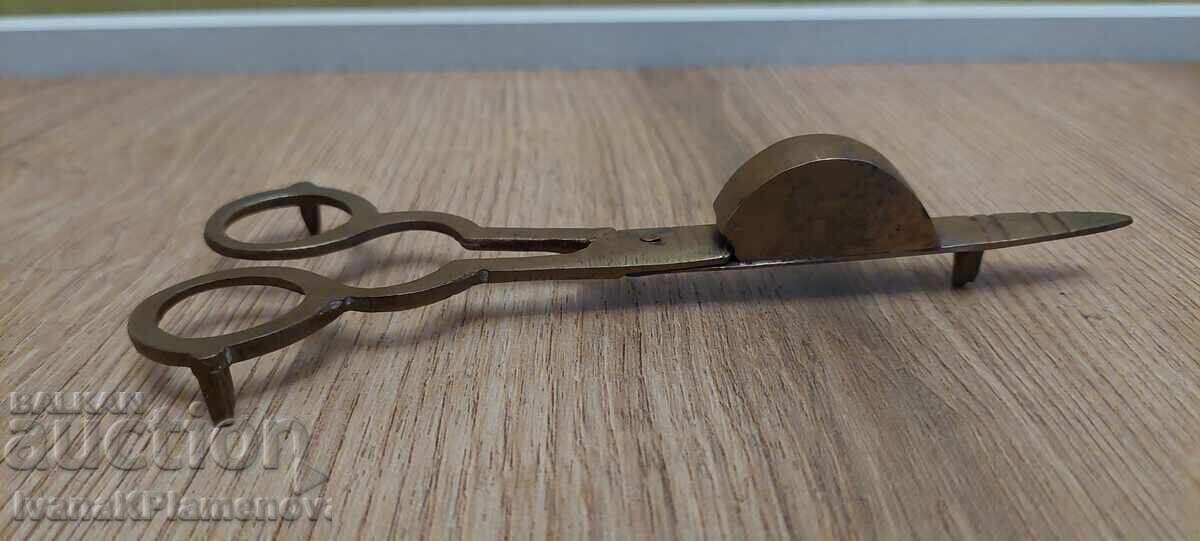 Licitație Extinctor cu foarfece din alama pentru cunoscatori Licitație Extinctor cu foarfece din alama pentru cunoscatori