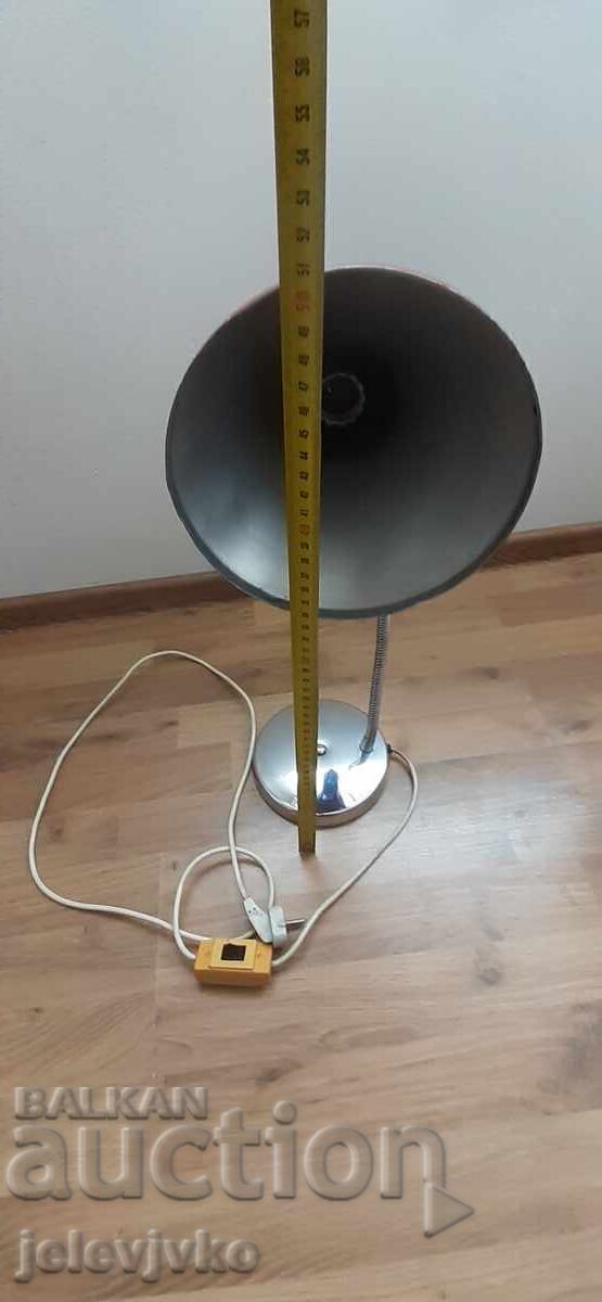 Δημοπρασία Μεταλλικό επιτραπέζιο φωτιστικό