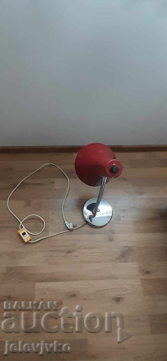 Παράδοση Μεταλλικό επιτραπέζιο φωτιστικό