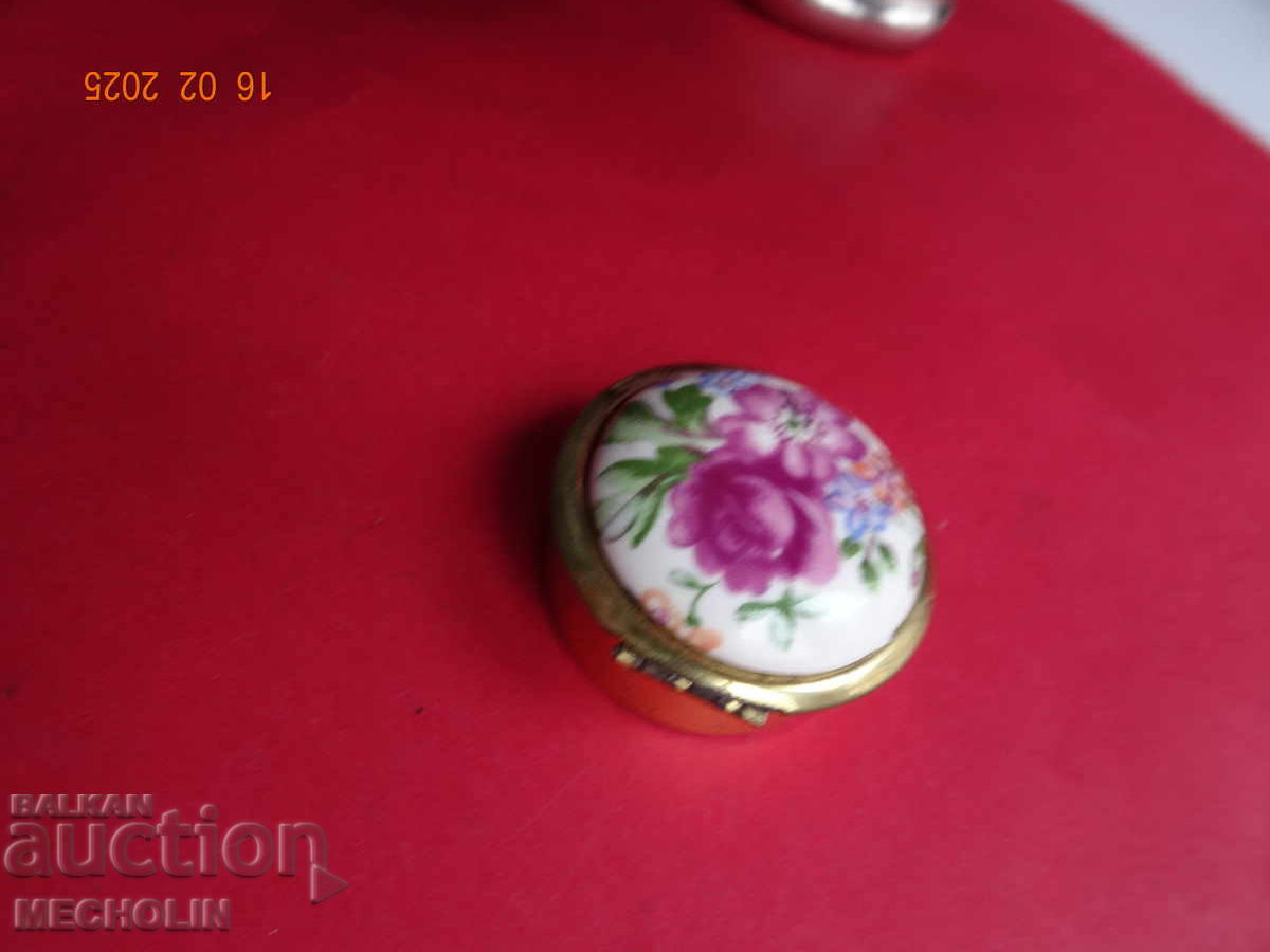 СТАРА МЕТАЛНА КУТИЯ с цена 15.00 лв. | € 7.67