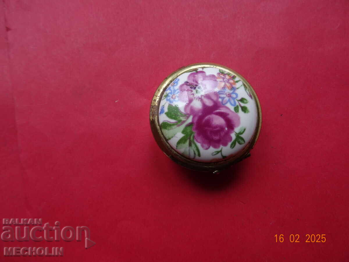 СТАРА МЕТАЛНА КУТИЯ