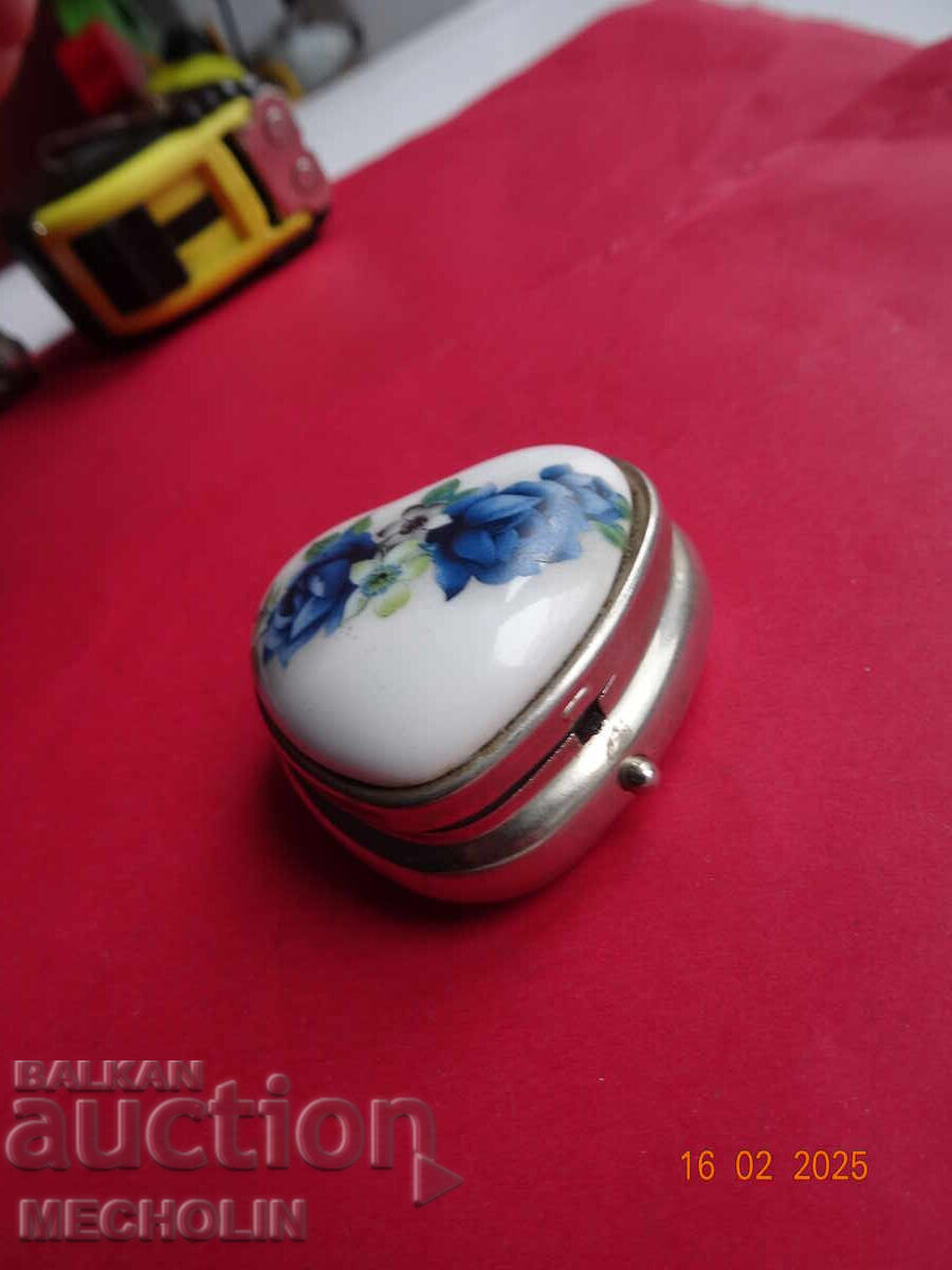 СТАРА МЕТАЛНА КУТИЯ 2 с цена 15.00 лв. | € 7.67