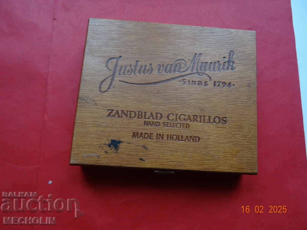 Cutie veche de trabucuri cu margele de sticla cu preț 15.00 BGN | € 7.67 Cutie veche de trabucuri cu margele de sticla cu preț 15.00 BGN | € 7.67