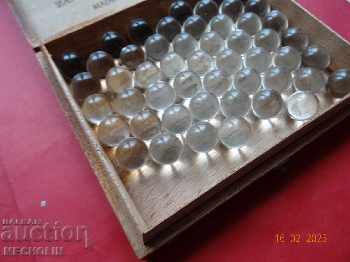 Licitație Cutie veche de trabucuri cu margele de sticla Licitație Cutie veche de trabucuri cu margele de sticla