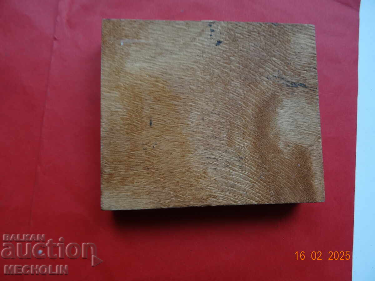 Livrarea Cutie veche de trabucuri cu margele de sticla Livrarea Cutie veche de trabucuri cu margele de sticla