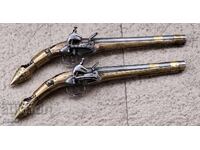 O pereche de pistoale revolver