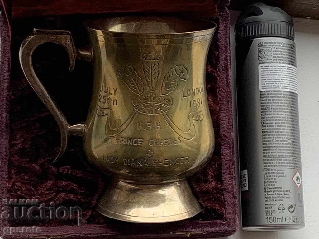 Delivery of Massive rare glass from the wedding of Charles and Diana - 1981. Delivery of Massive rare glass from the wedding of Charles and Diana - 1981.