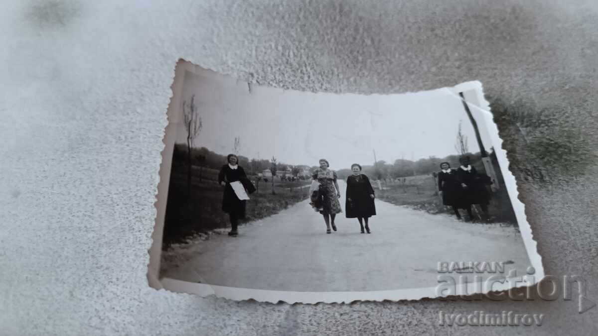 Photo Varna Women and girls on the road from Evksinograd 1940 Photo Varna Women and girls on the road from Evksinograd 1940