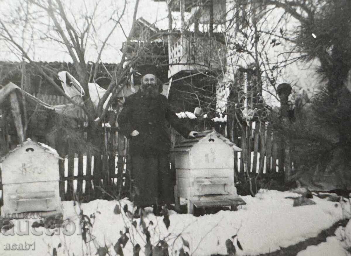 Grandpa Pop in the yard with price 17.99 BGN | € 9.20