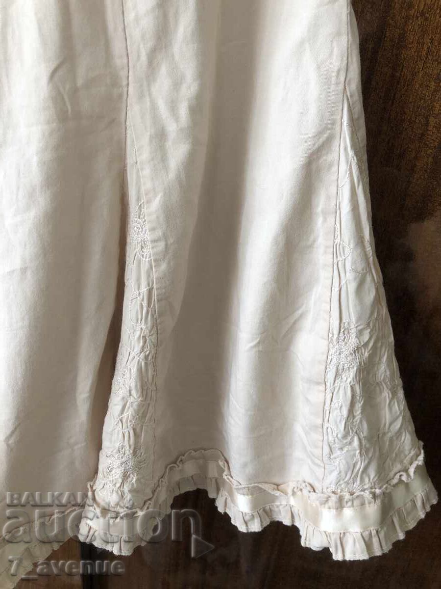 FUSTA tip lalea, frumoasa! cu preț 9.99 BGN | € 5.11