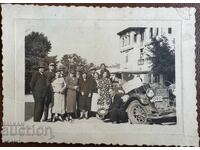 In front of the City Hall, the Mayor, the Policeman and citizens