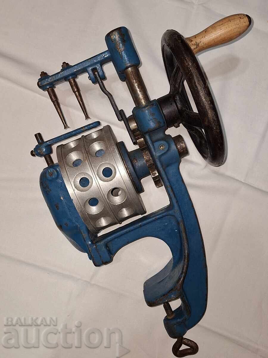 Стара тежка настолна ръчна машина с цена 250.00 лв. | € 127.82 Стара тежка настолна ръчна машина с цена 250.00 лв. | € 127.82