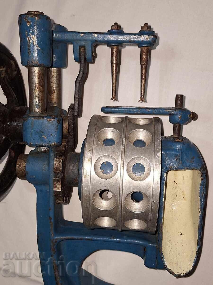 Аукцион Стара тежка настолна ръчна машина Аукцион Стара тежка настолна ръчна машина