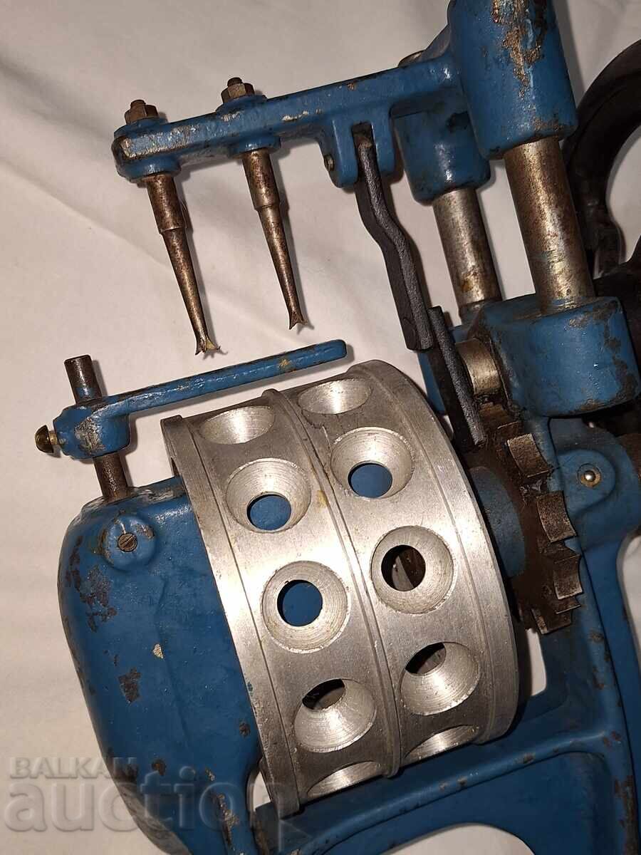 Доставка на Стара тежка настолна ръчна машина Доставка на Стара тежка настолна ръчна машина