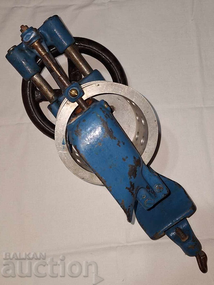 Стара тежка настолна ръчна машина - 6 Стара тежка настолна ръчна машина - 6