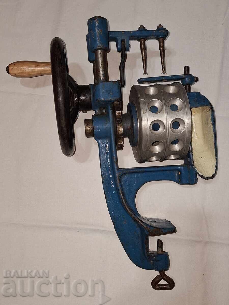 Стара тежка настолна ръчна машина Стара тежка настолна ръчна машина