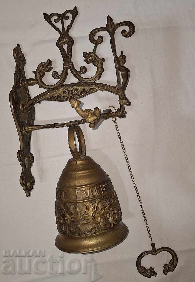 Παλιό μεγάλο χάλκινο κουδούνι πόρτας Παλιό μεγάλο χάλκινο κουδούνι πόρτας