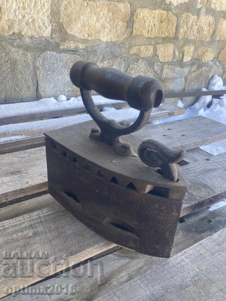 Antique iron with price 40.00 BGN | € 20.45