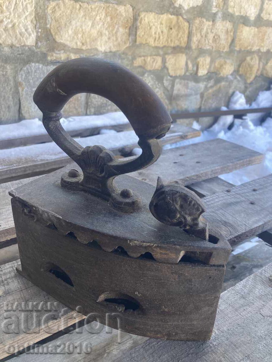 Antique iron with price 40.00 BGN | € 20.45