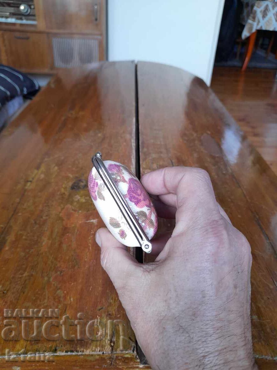 Delivery of Old lady's purse Delivery of Old lady's purse