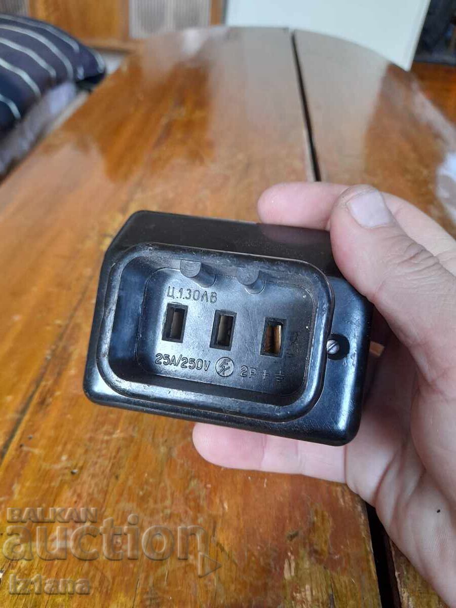 Old plug and socket 25A - 7 Old plug and socket 25A - 7