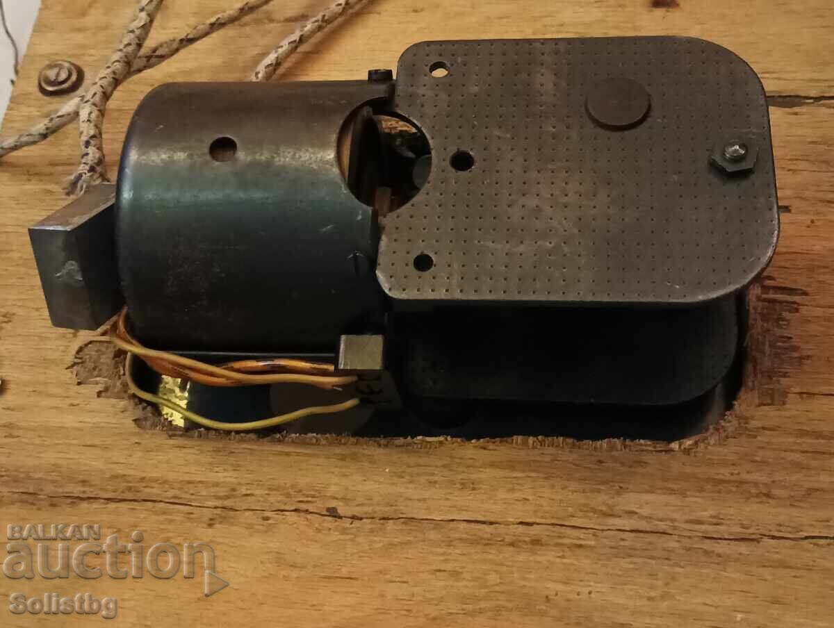 Auction Old, vintage DUAL turntable, Germany. Auction Old, vintage DUAL turntable, Germany.