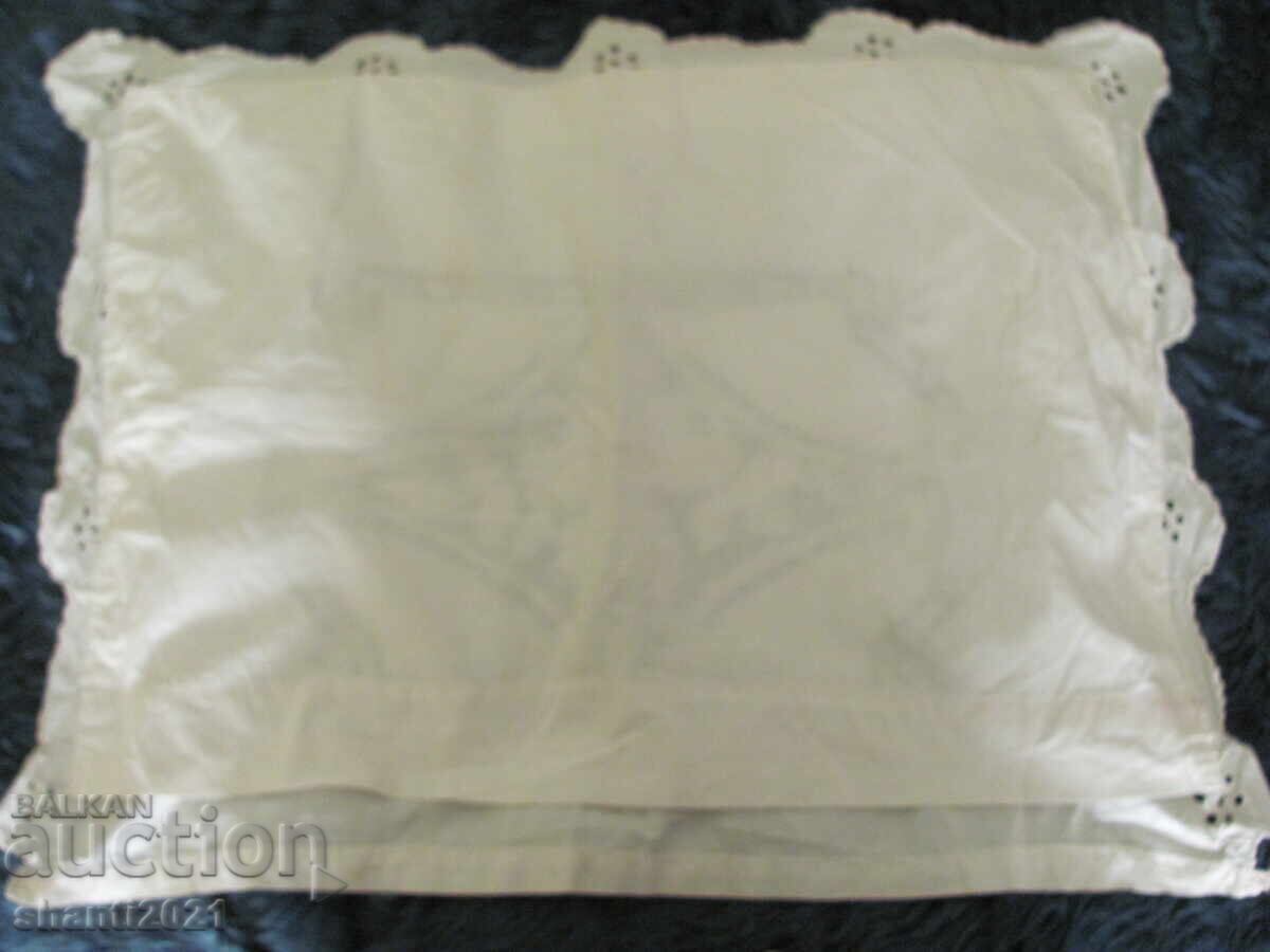 Delivery of 20's pillowcase cut embroidery, 68x54cm. Delivery of 20's pillowcase cut embroidery, 68x54cm.