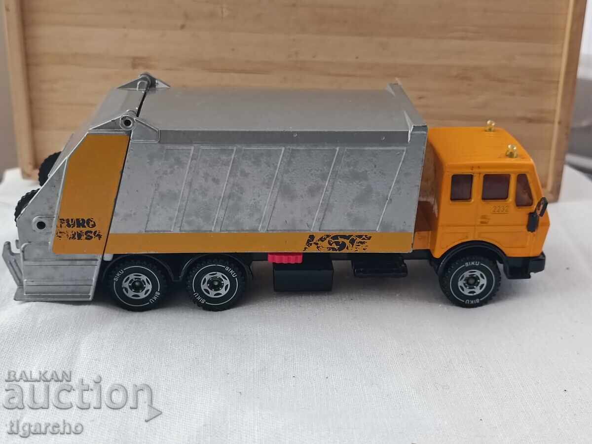 Auction Mercedes metal truck Auction Mercedes metal truck