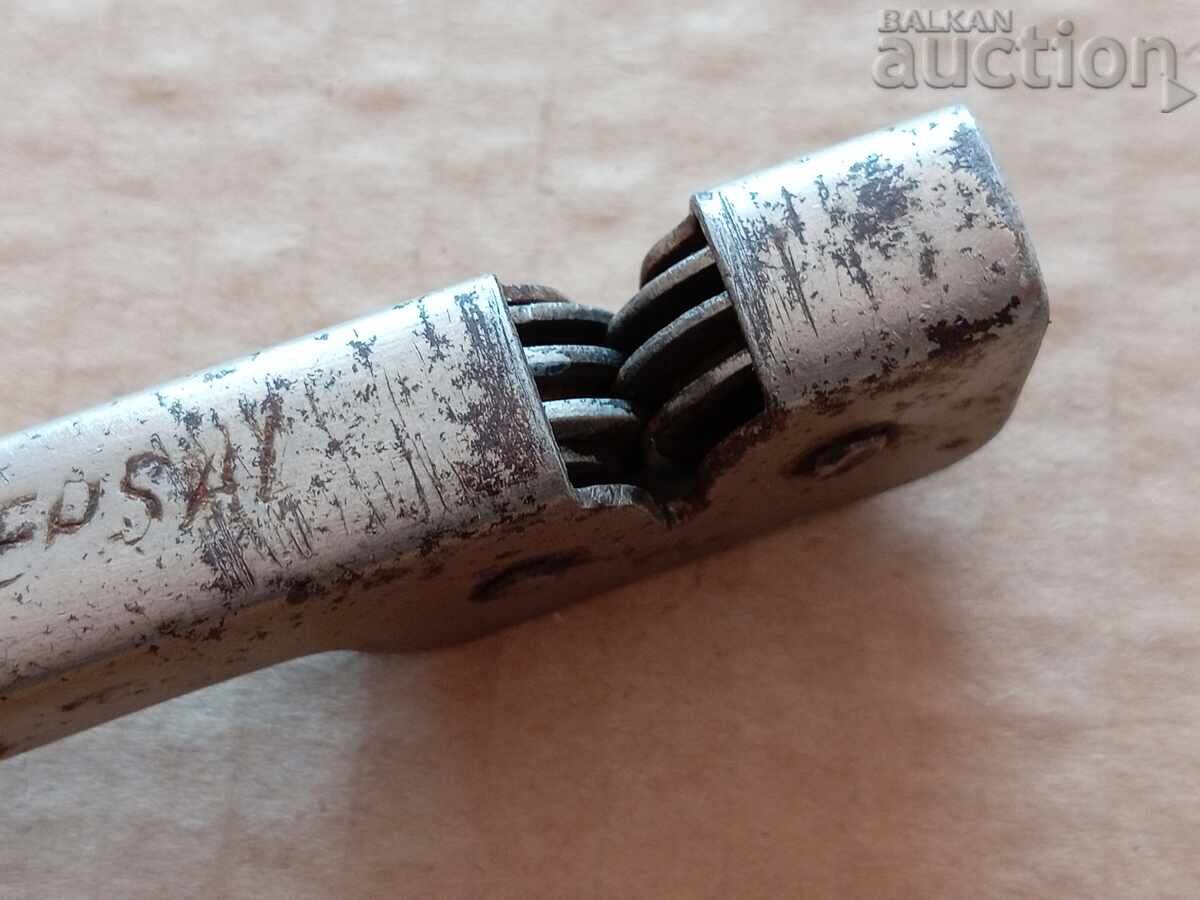 deschizător de sticle retro UNIVERSAL cu tirbușon și ascuțitor de cuțite cu preț 21.00 BGN | € 10.74