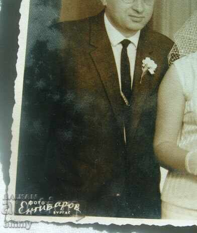 Foto veche 1966 - familie, mireasă, foto Engibarov, Burgas cu preț 1.00 BGN | € 0.51 Foto veche 1966 - familie, mireasă, foto Engibarov, Burgas cu preț 1.00 BGN | € 0.51