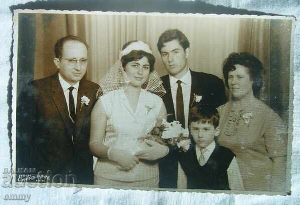 Foto veche 1966 - familie, mireasă, foto Engibarov, Burgas Foto veche 1966 - familie, mireasă, foto Engibarov, Burgas