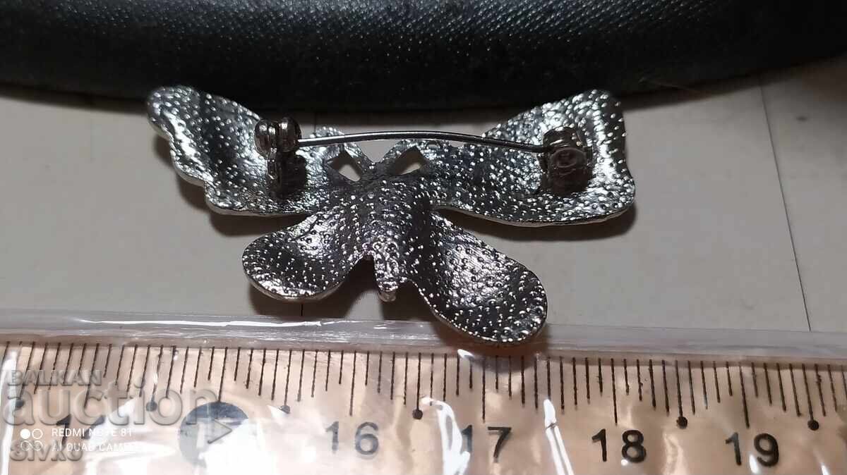 Brosa fluture cu pietre cu preț 0.39 BGN | € 0.20 Brosa fluture cu pietre cu preț 0.39 BGN | € 0.20