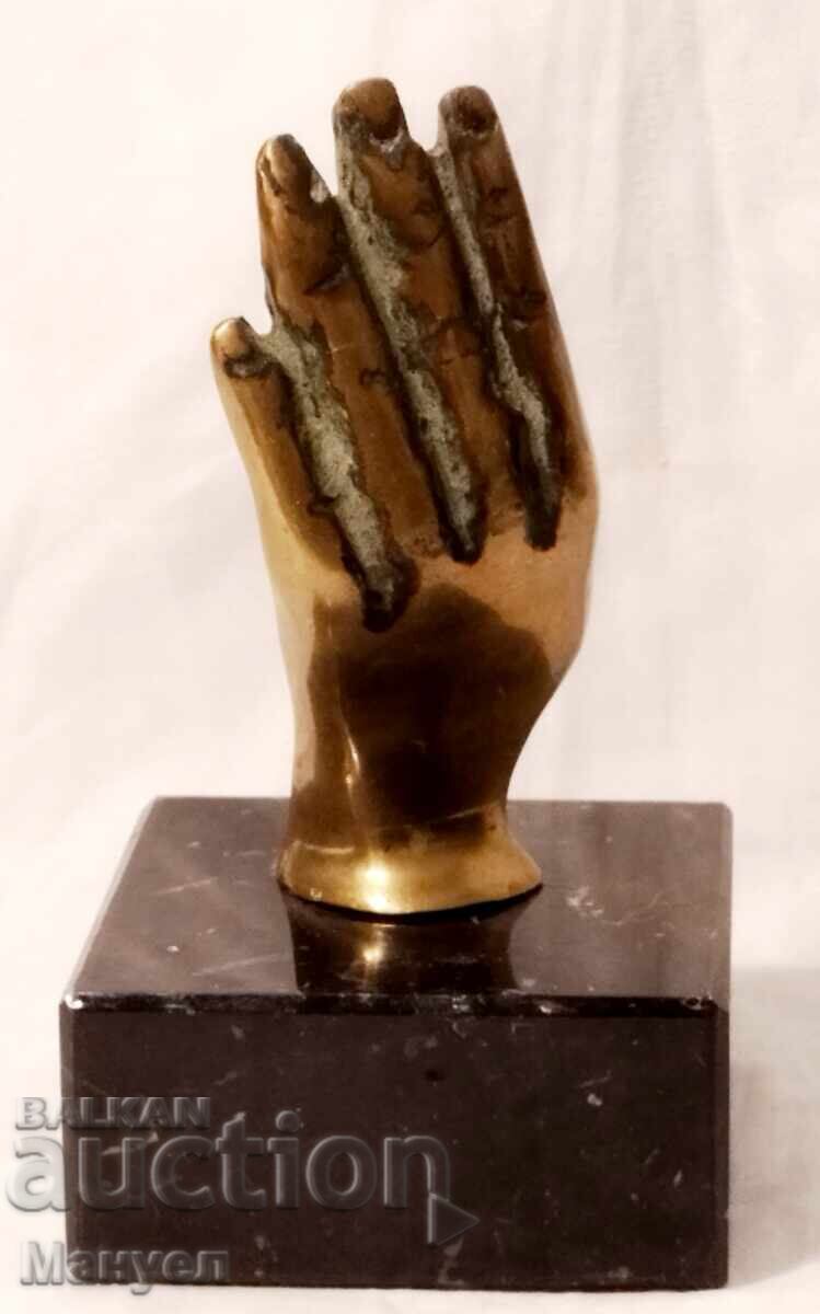 Delivery of Beautiful sculpture "Hand".