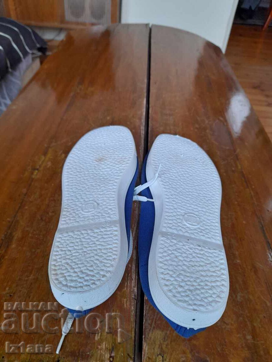 Παράδοση Παλιές λαστιχένιες μπότες, πάνινες μπότες PIRIN