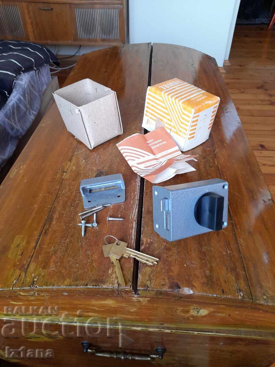 Παλιά πρόσθετη κλειδαριά, κλειδαριά μανδάλου με τιμή 60.00 BGN | € 30.68 Παλιά πρόσθετη κλειδαριά, κλειδαριά μανδάλου με τιμή 60.00 BGN | € 30.68