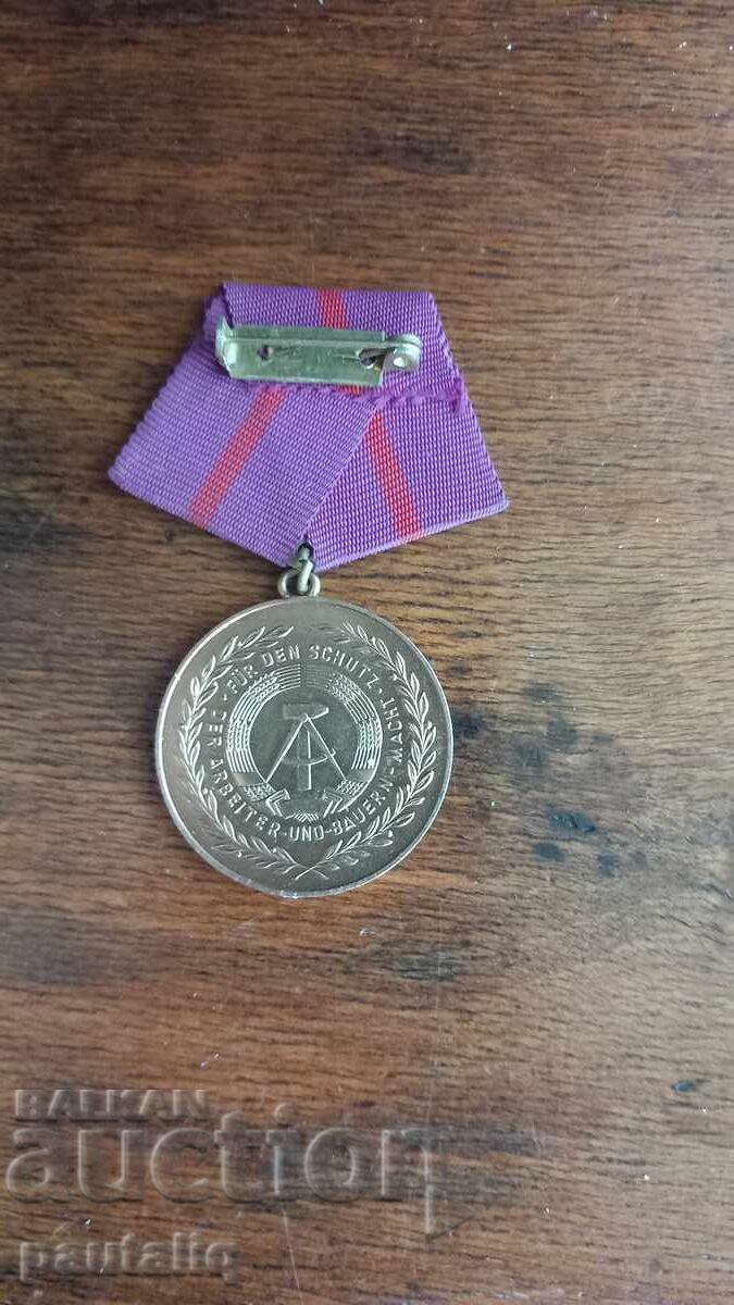Auction  GDR MEDAL