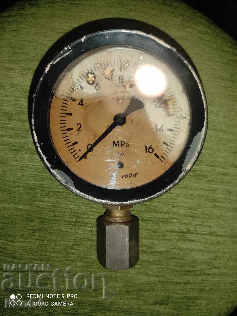 Old pressure gauge Old pressure gauge