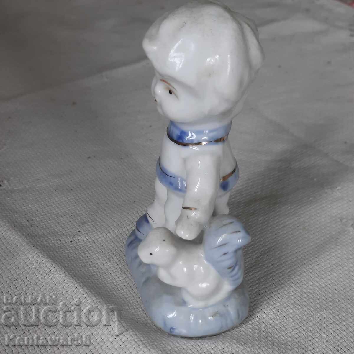 Порцеланова статуетка " Момче с катерица". с цена 19.00 лв. | € 9.71 Порцеланова статуетка " Момче с катерица". с цена 19.00 лв. | € 9.71