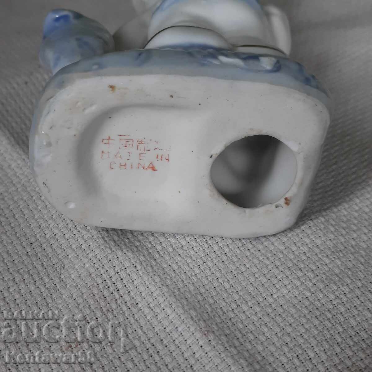 Аукцион Порцеланова статуетка " Момче с катерица". Аукцион Порцеланова статуетка " Момче с катерица".