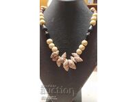 Κολιέ με κοχύλια ραπανών σε ξύλο