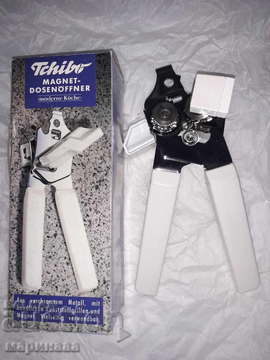 Auction  NEW MAGNETIC BOTTLE OPENER