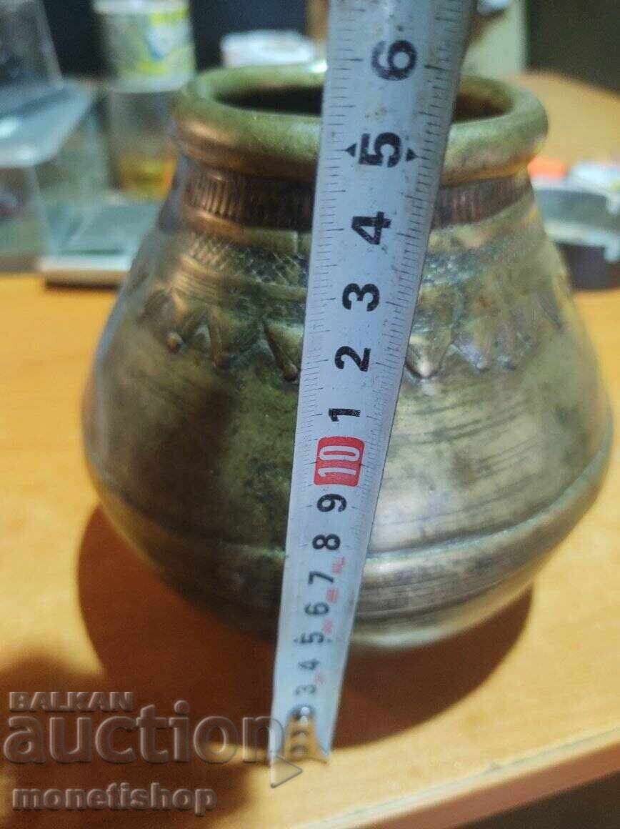 Large bronze pot Large bronze pot