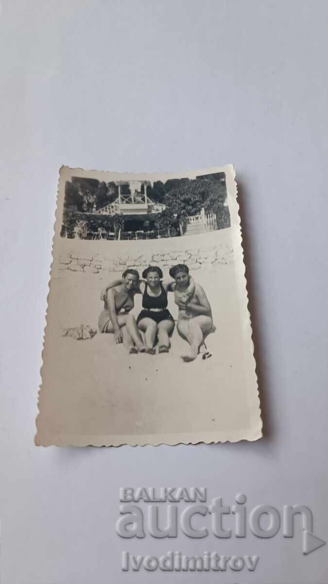 Photo Three young girls on the plan 1937 Photo Three young girls on the plan 1937