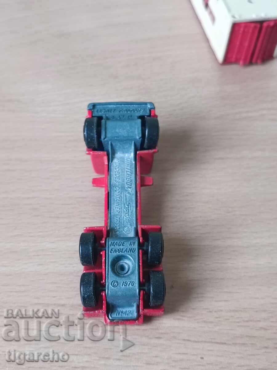 Licitație Camion Mercedes metalic Licitație Camion Mercedes metalic